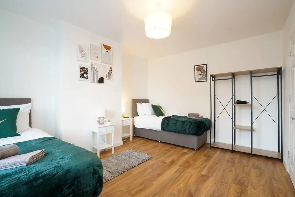 3 Bedroom Home With Free Parking Leeds  Velká Británie