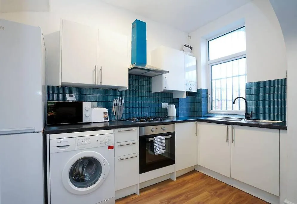 3 Bedroom Home With Free Parking Leeds