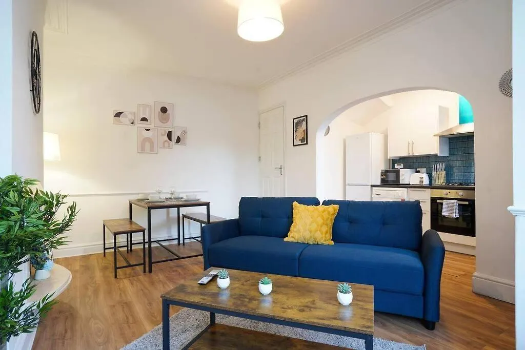 3 Bedroom Home With Free Parking Leeds  Leeds (West Yorkshire)