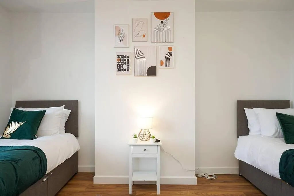 3 Bedroom Home With Free Parking Leeds  Leeds (West Yorkshire)