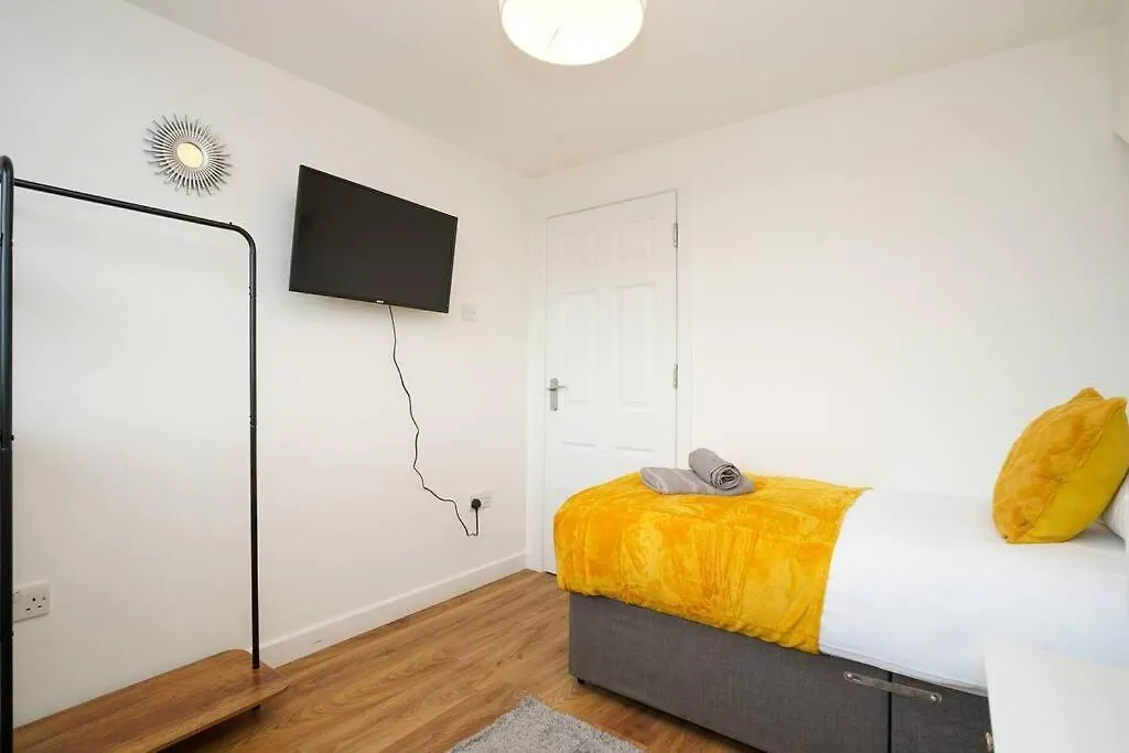 3 Bedroom Home With Free Parking Leeds  0*, Leeds (West Yorkshire)