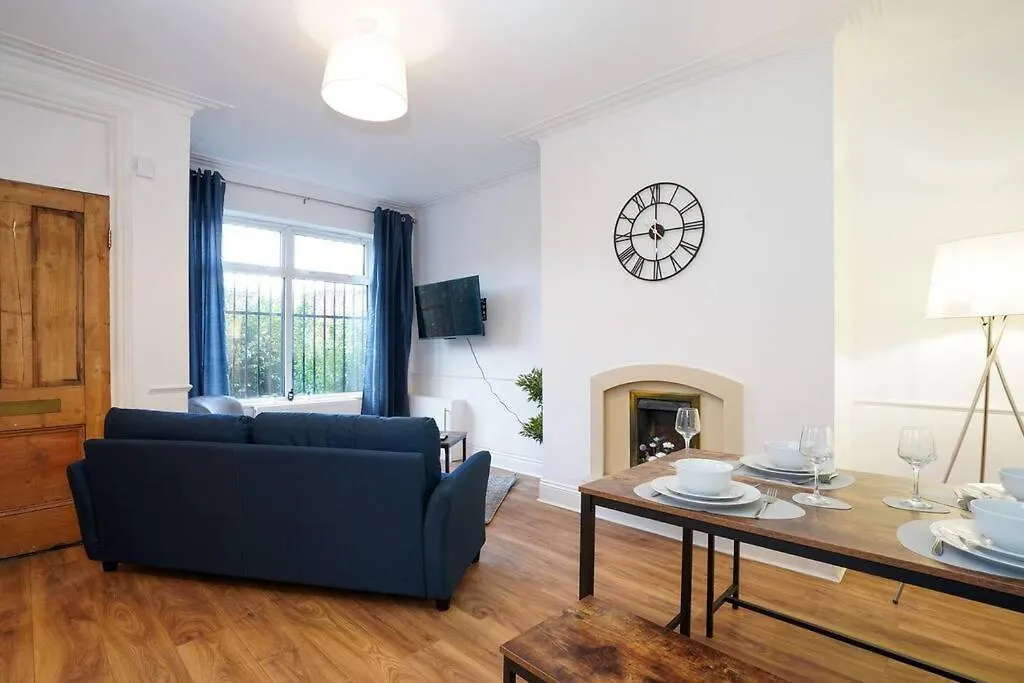kontakty 3 Bedroom Home With Free Parking